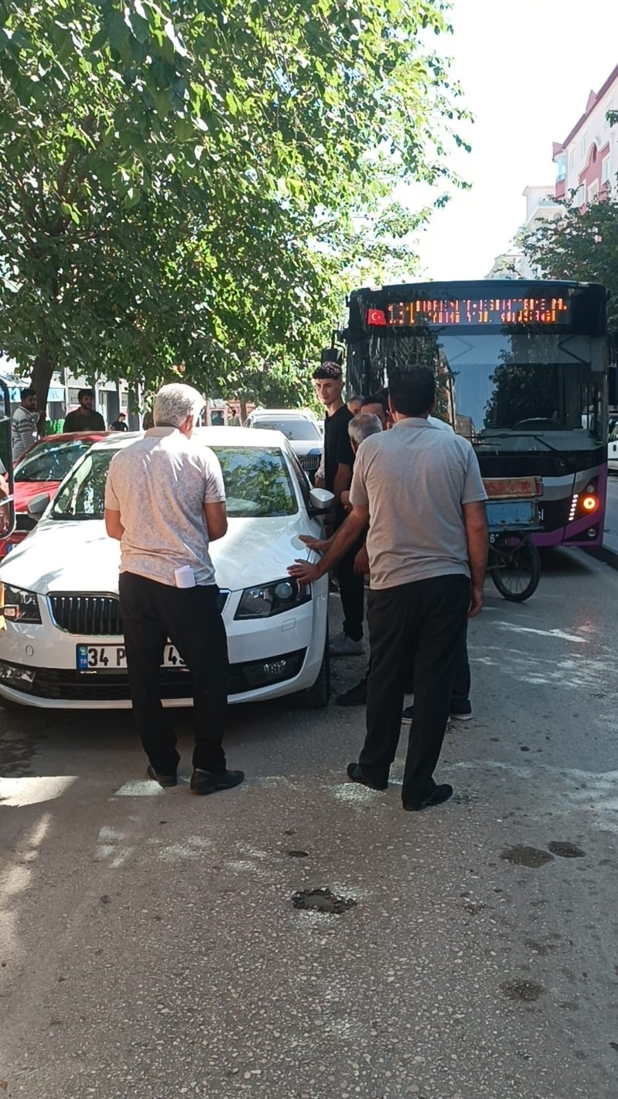 Duyarsız sürücü trafiği kilitledi