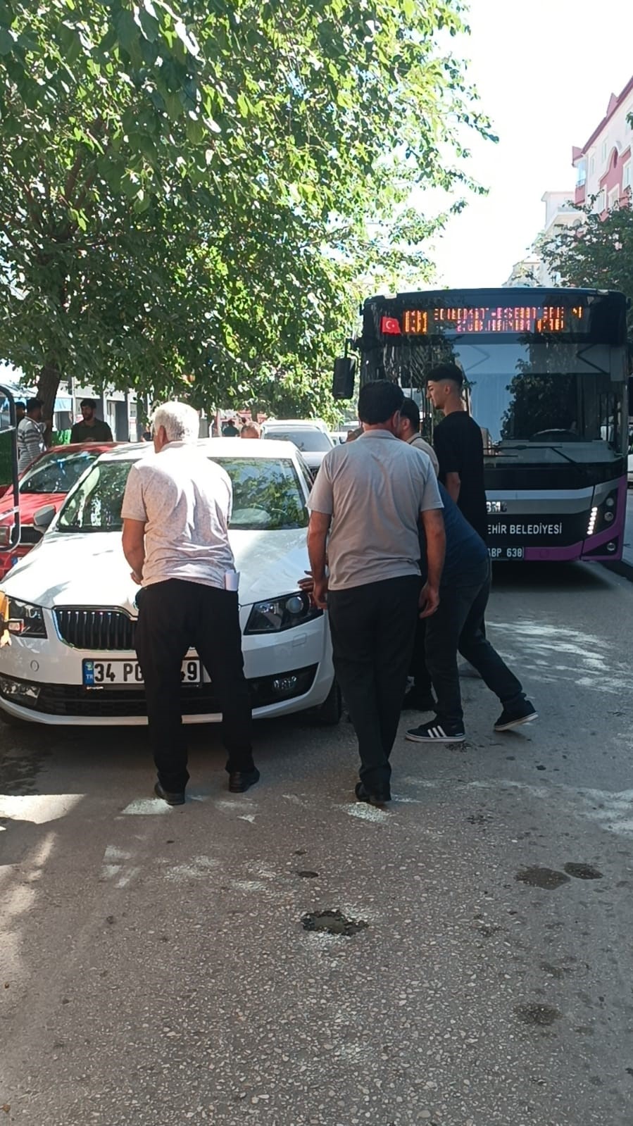 Duyarsız sürücü trafiği kilitledi