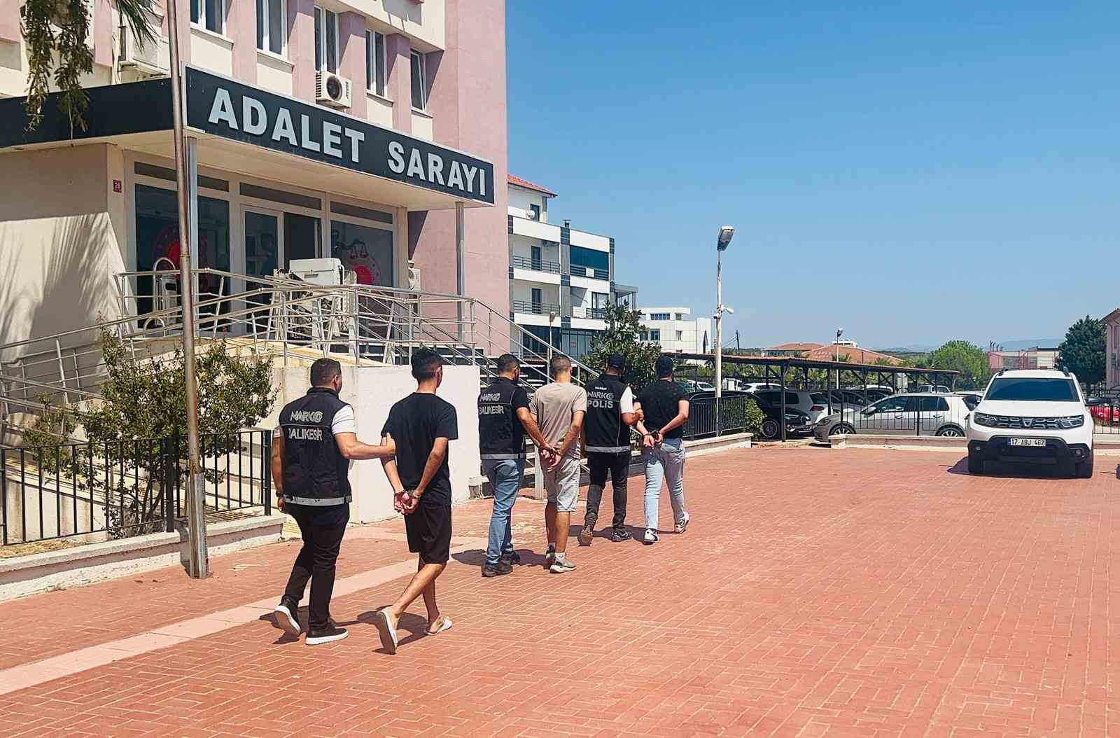 Ayvalık&rsquo;ta narkotik polisinden operasyon: 3 kişi tutuklandı
