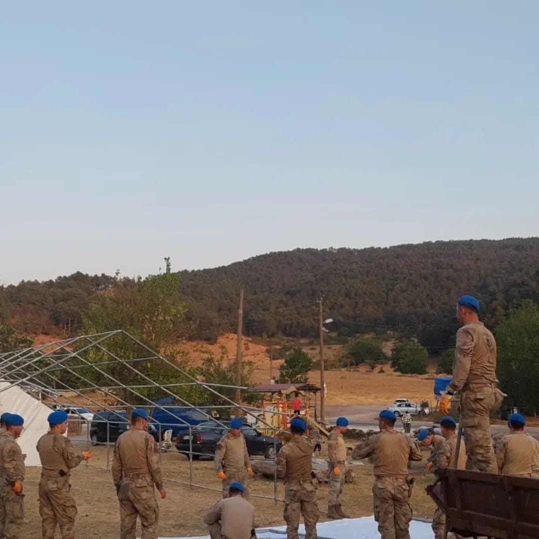 Sındırgı’da cuma namazı çadırlarda kılındı