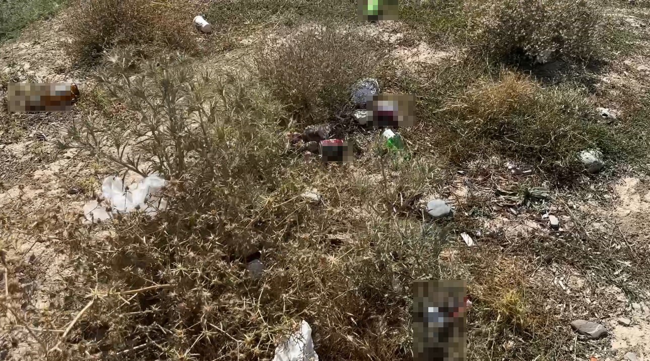 Y&uuml;ksekova&rsquo;da mezarlık yanına bırakılan bira şişeleri tepki topladı
