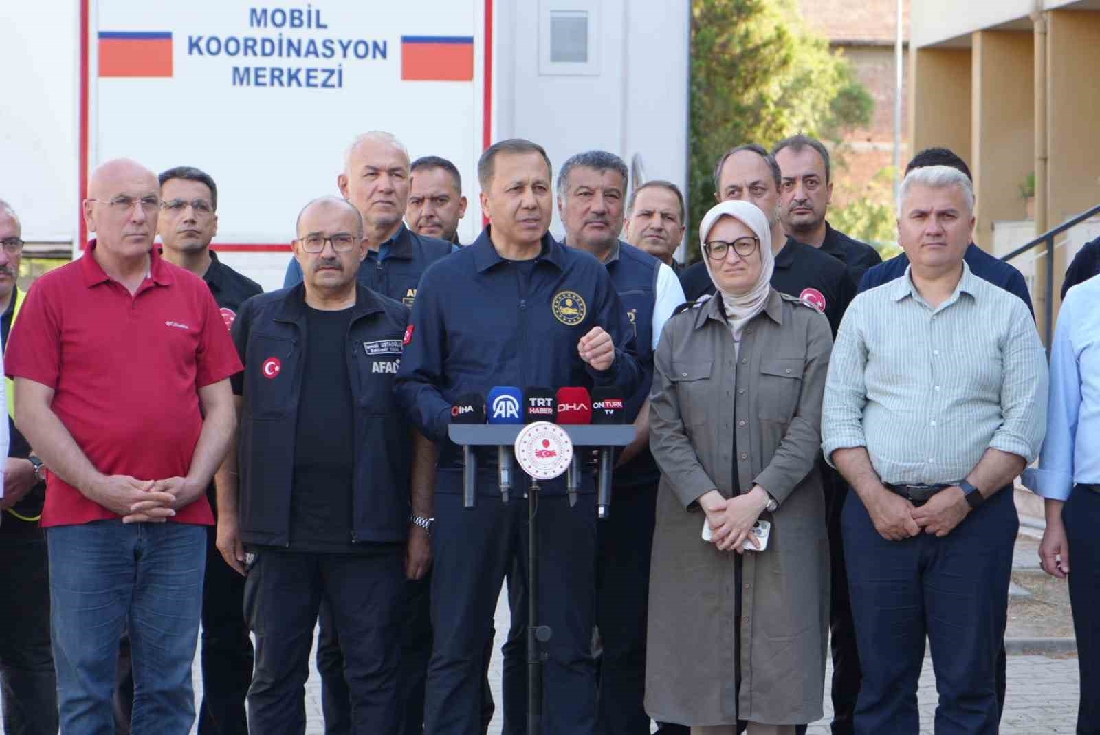 Bakan Yerlikaya: "831 bağımsız b&ouml;l&uuml;m&uuml;n yıkık yada hasarlı olarak tespit edildi"
