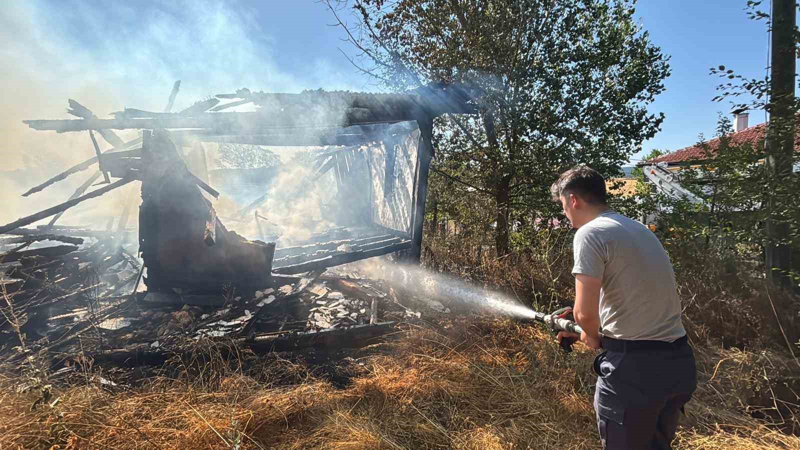 Bolu’da otluk arazide çıkan yangın 2 katlı evi küle çevirdi