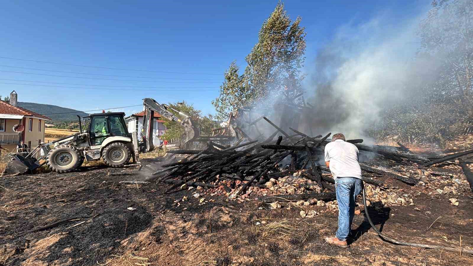 Bolu&rsquo;da otluk arazide &ccedil;ıkan yangın 2 katlı evi k&uuml;le &ccedil;evirdi
