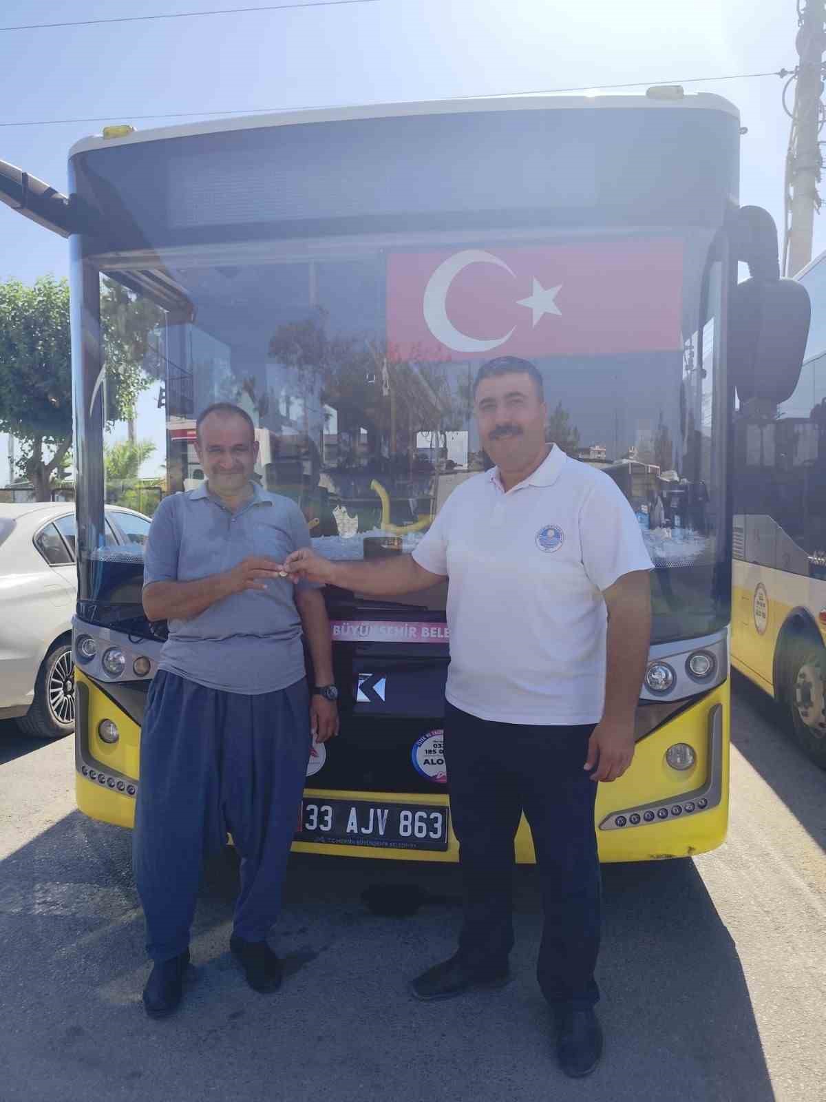 Belediye otobüsü şoförü bulduğu altını sahibine teslim etti