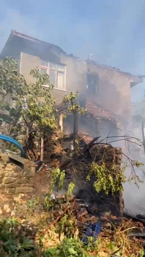 Tekirdağ’da metruk evde çıkan yangın bitişiğindeki eve sıçradı