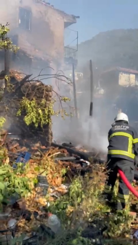 Tekirdağ&rsquo;da metruk evde &ccedil;ıkan yangın bitişiğindeki eve sı&ccedil;radı
