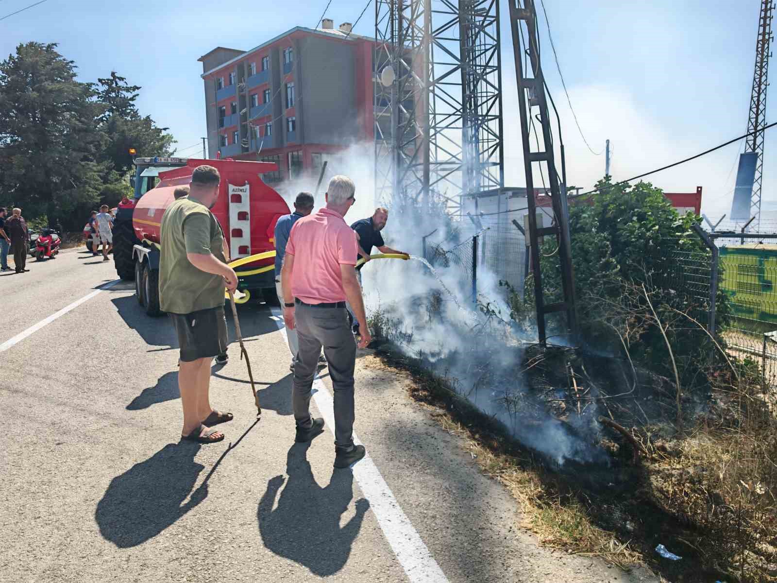 Tekirdağ’da yol kenarında çıkan yangın büyümeden söndürüldü