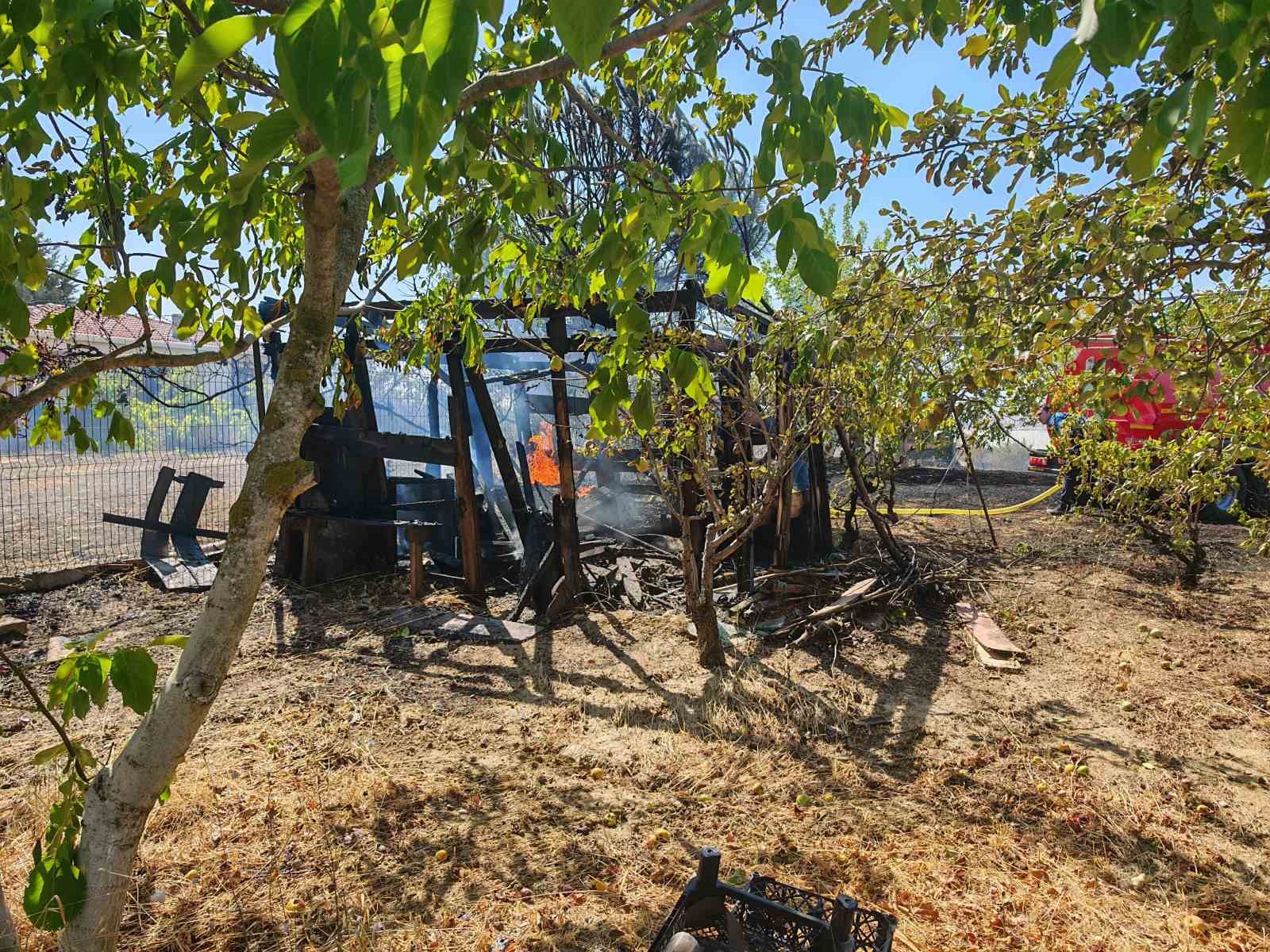 Tekirdağ&rsquo;da yol kenarında &ccedil;ıkan yangın b&uuml;y&uuml;meden s&ouml;nd&uuml;r&uuml;ld&uuml;
