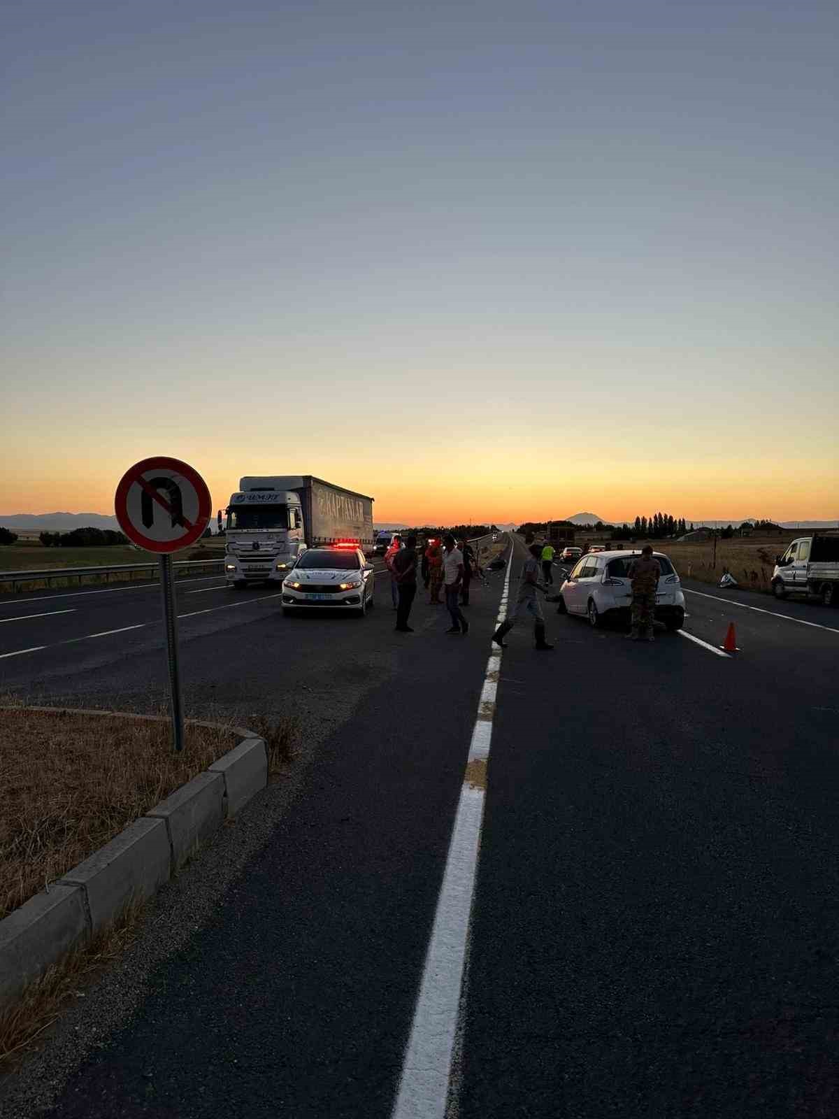 Ağrı&rsquo;da d&ouml;n&uuml;ş yasağını ihlal eden manevra kazaya yol a&ccedil;tı: 1 yaralı
