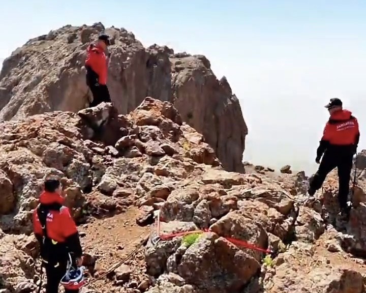 Van&rsquo;da JAK ekipleri Erek Dağı zirvesinde T&uuml;rk bayrağını dalgalandırdı
