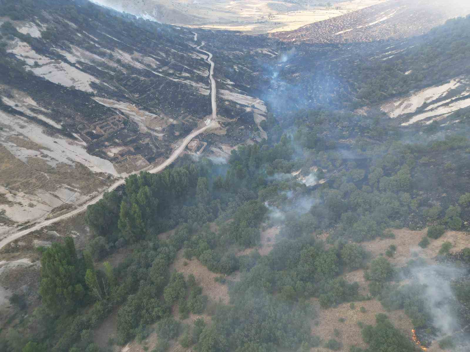 Afyonkarahisar&rsquo;daki orman yangınına m&uuml;dahale s&uuml;r&uuml;yor
