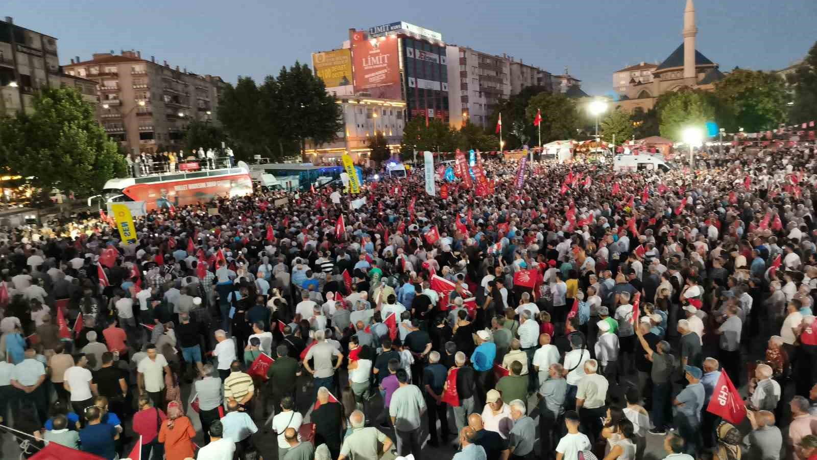 CHP Genel Başkanı &Ouml;zel, Kırşehir&rsquo;deki mitingde konuştu
