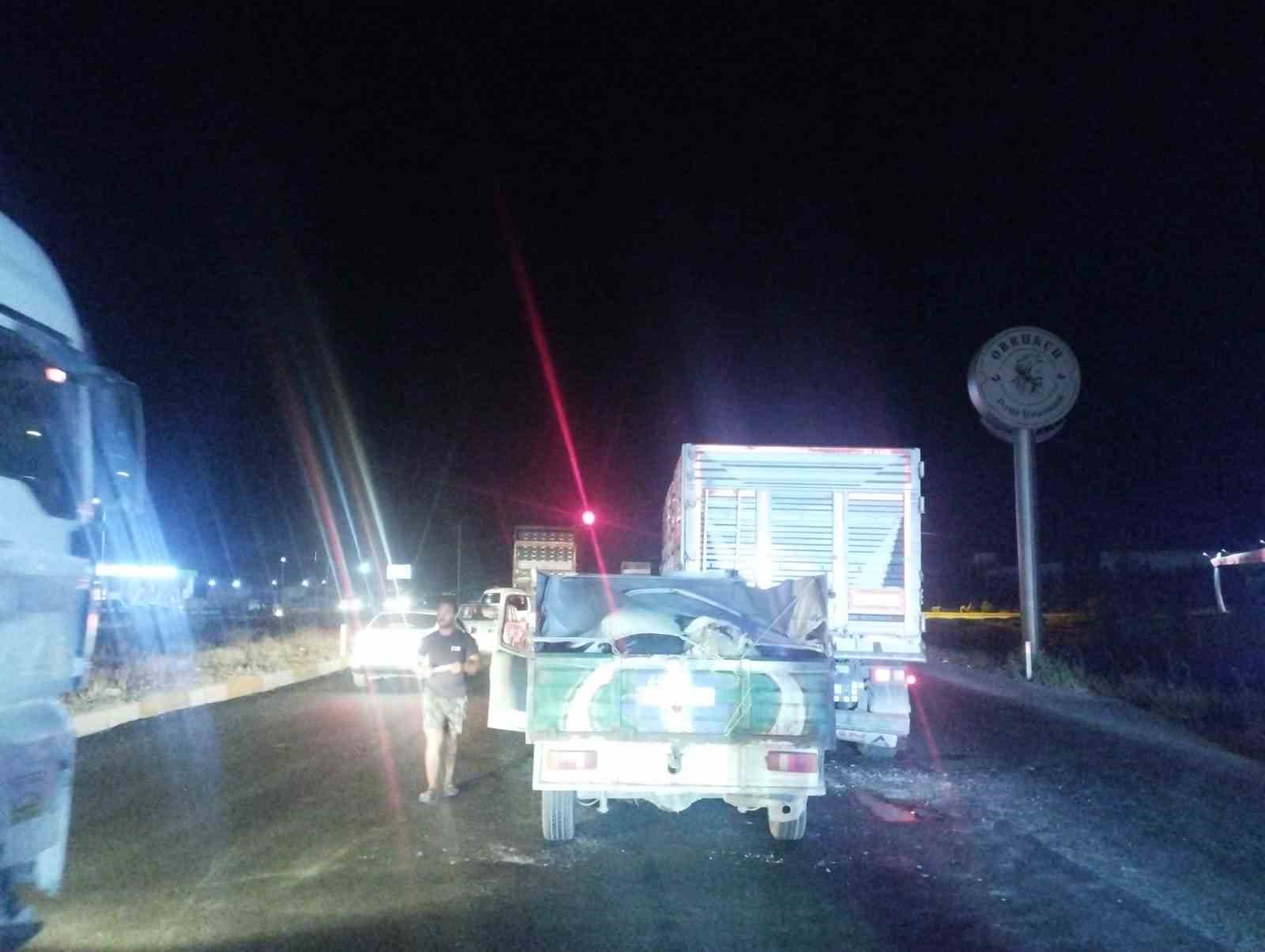 Kamyonet tıra arkadan &ccedil;arptı: 1 ağır yaralı
