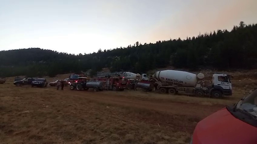 Karaman Valiliği: "Orman yangınına 137 personel ve 3 helikopterle müdahale ediliyor"