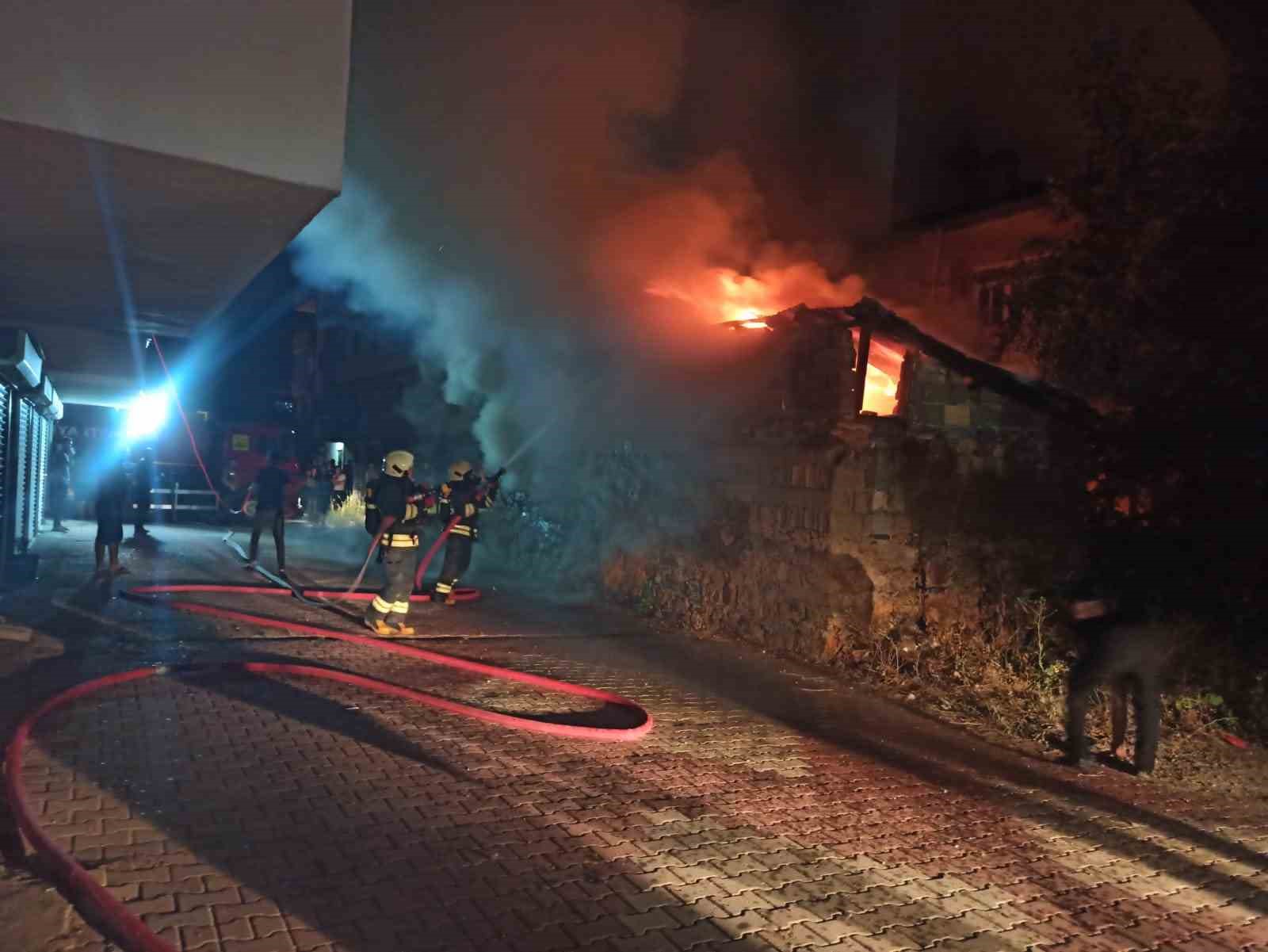 Seydişehir’de metruk depoda yangın