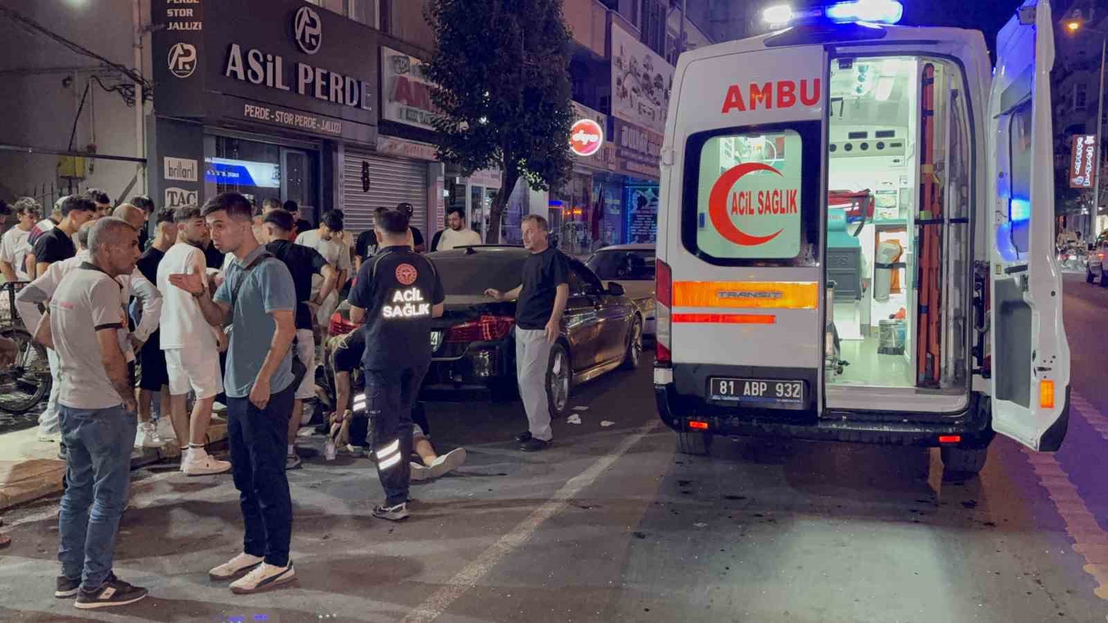 Otomobille çarpışan motosikletteki 2 kişi böyle savruldu: 3 yaralı