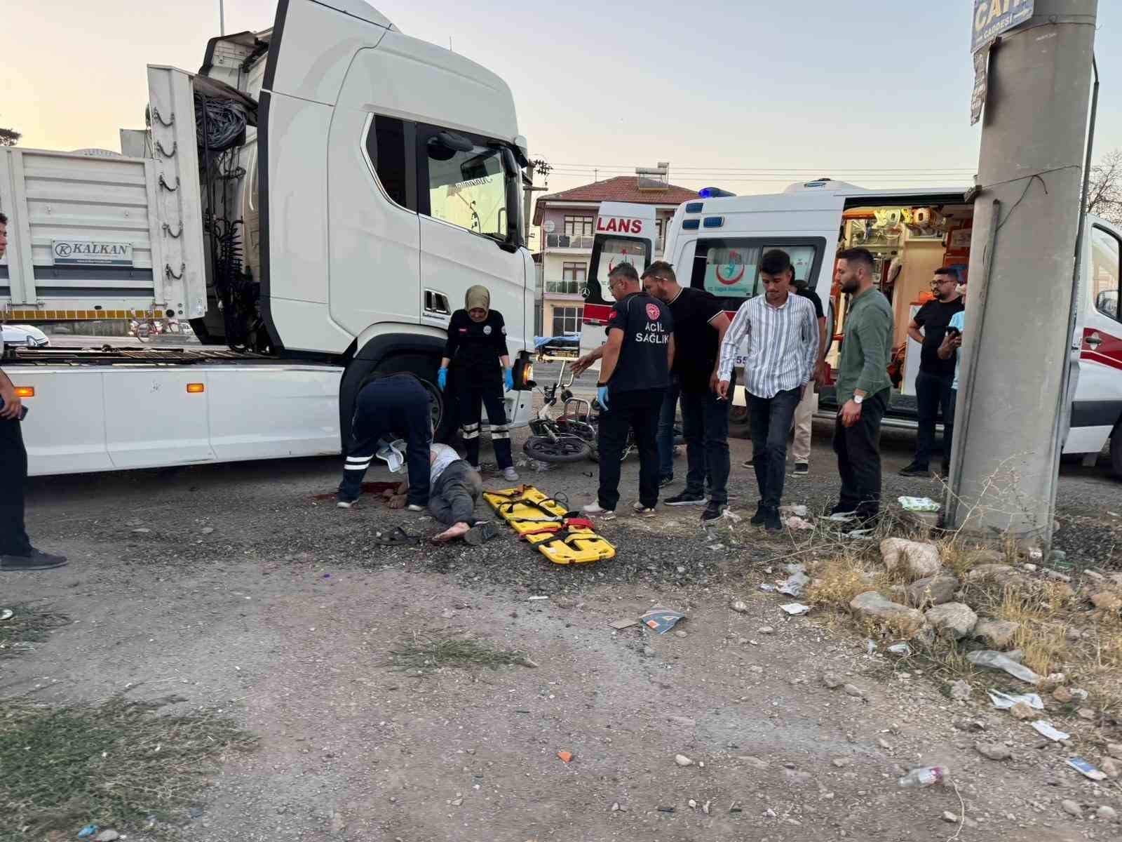 Tır ile motosiklet çarpıştı: 1 ölü