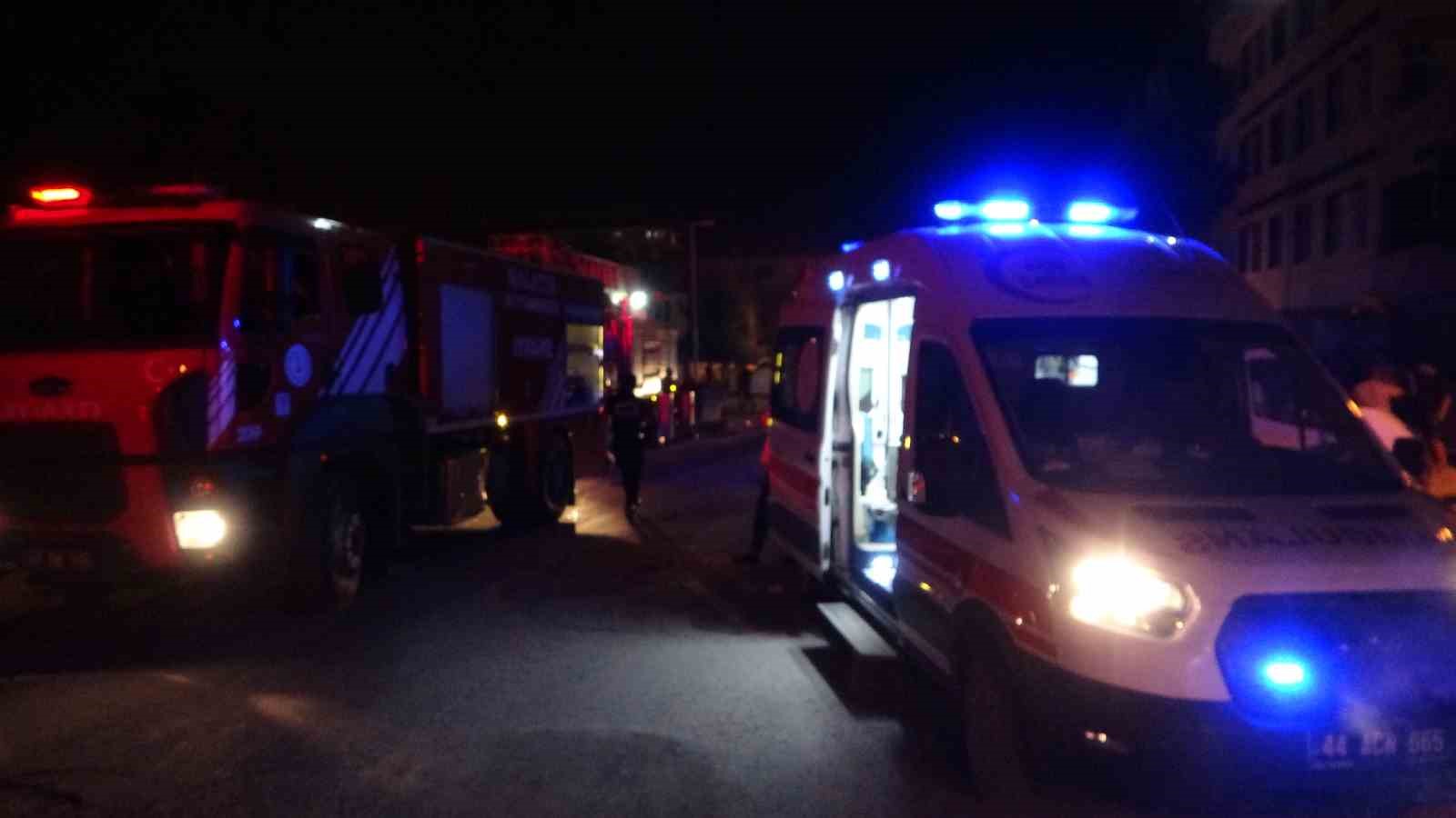 Malatya&rsquo;da şantiyede yangın paniği: Mahalleli sokağa d&ouml;k&uuml;ld&uuml;
