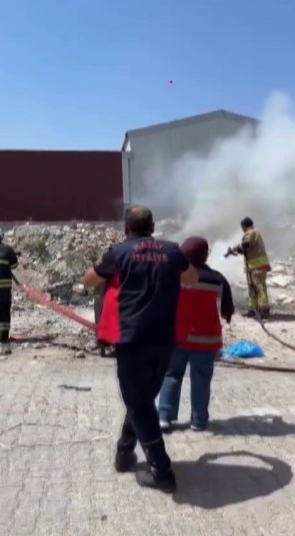 Korku dolu anlar: İşyeri ve hurda ara&ccedil;lar alevlere teslim oldu
