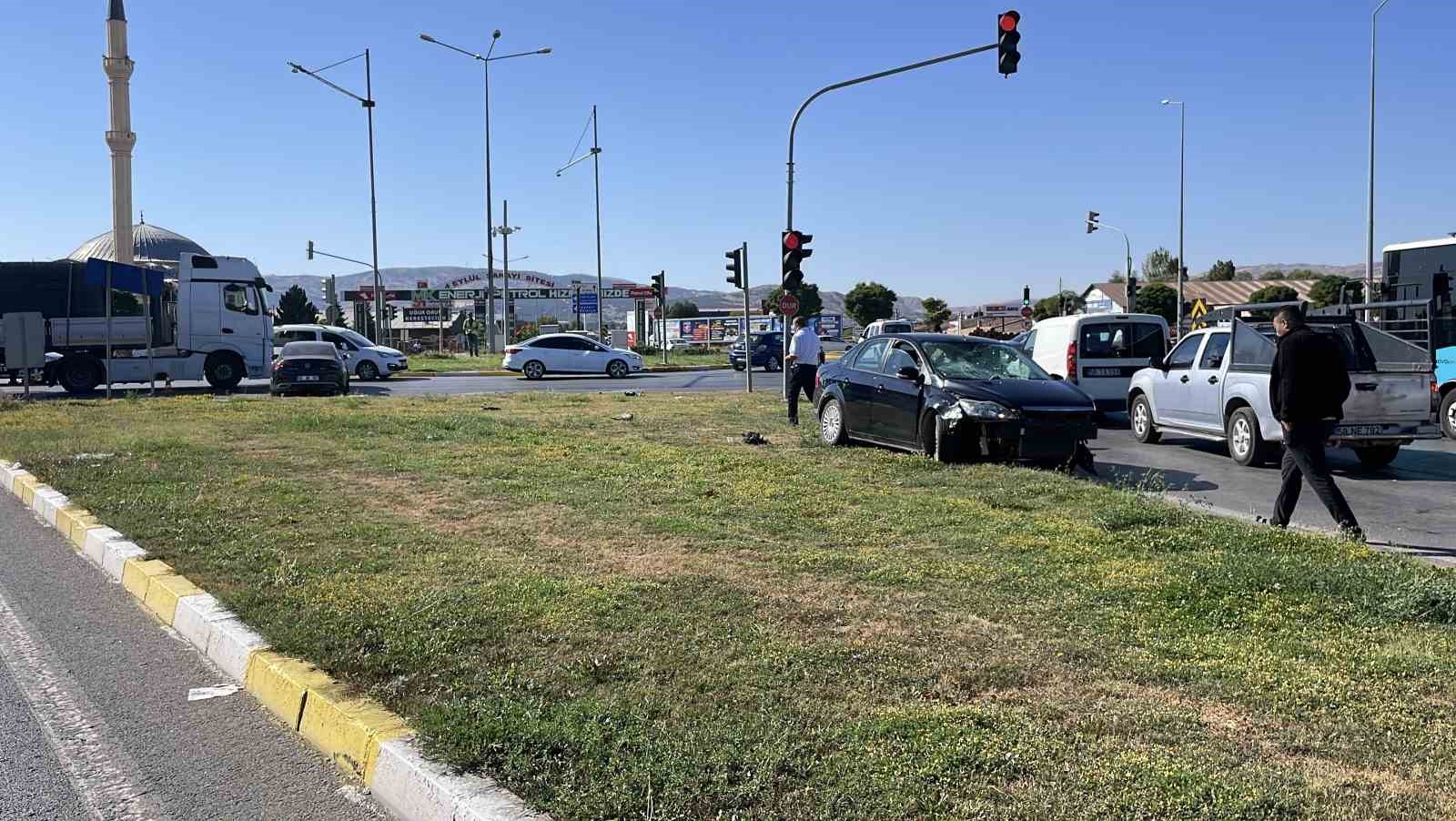 Dikkatsizlik kazaya neden oldu: 3 yaralı
