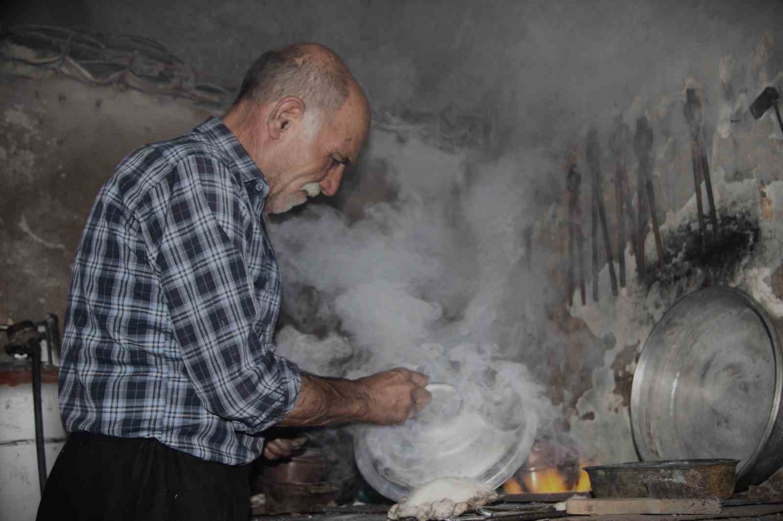 Ocakbaşında büyüyen kalay ustası mesleğini yaşatmaya çalışıyor

