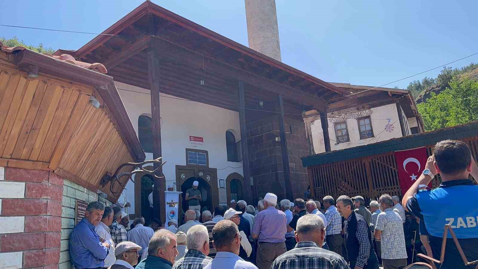 Y&uuml;zlerce vatandaş yağmur i&ccedil;in ellerini semaya a&ccedil;tı
