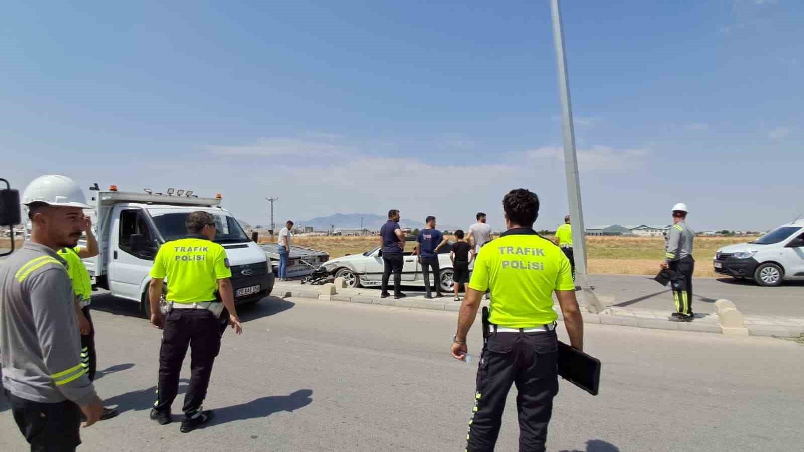 Karaman&rsquo;da otomobil aydınlatma direğine &ccedil;arptı: 1 yaralı
