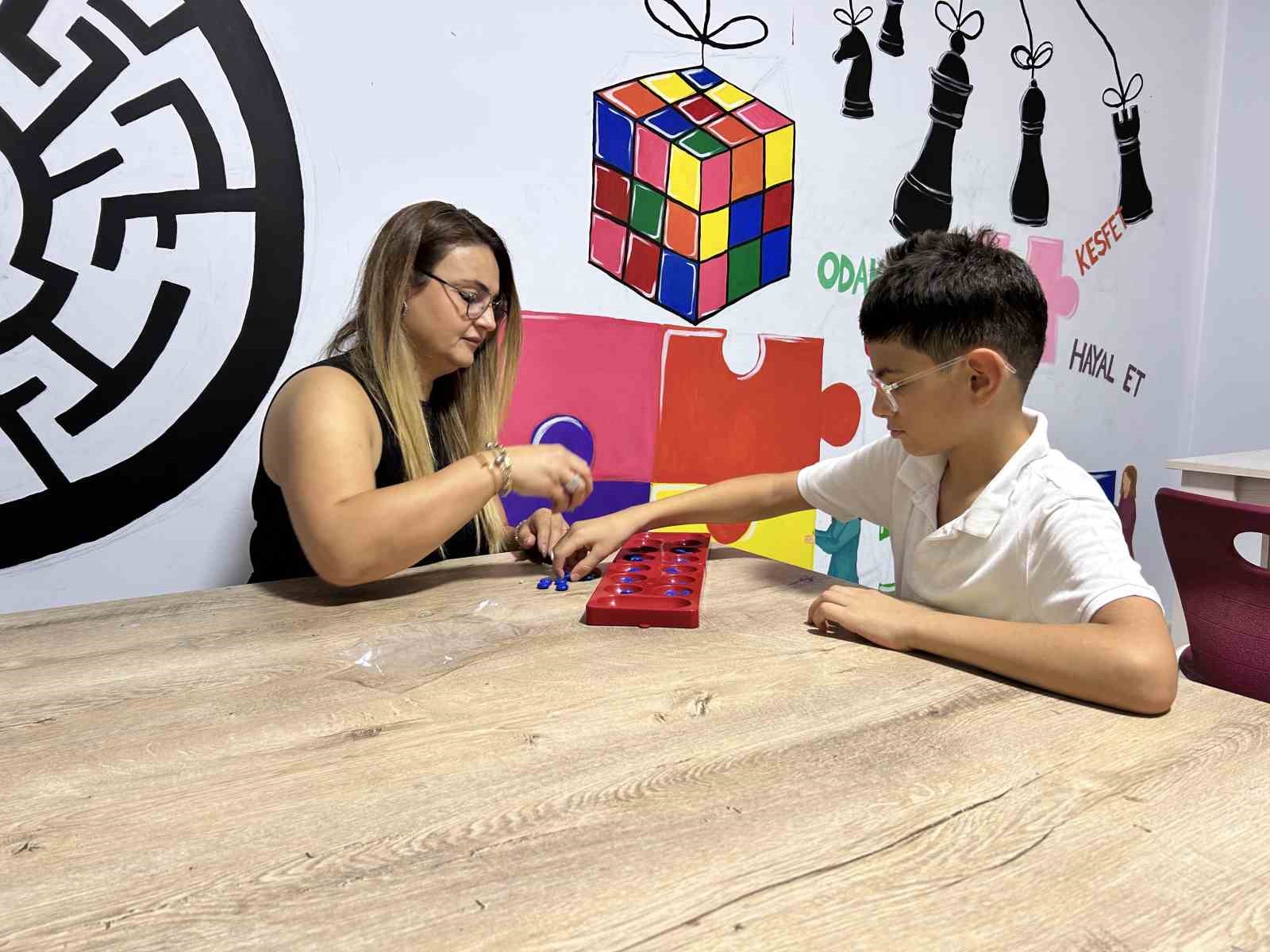 Teknolojik aletlerden uzak tutularak b&uuml;y&uuml;t&uuml;len &Uuml;mit, Tayland&rsquo;da d&uuml;zenlenen bilim olimpiyatlarda &uuml;&ccedil;&uuml;nc&uuml; oldu
