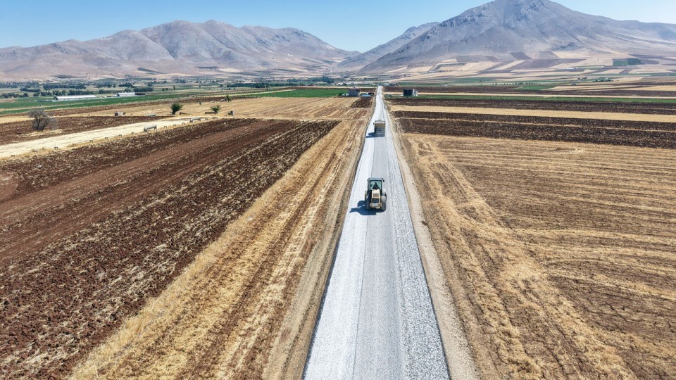 Ekinözü’nün yolları büyükşehir belediyesi ile yenileniyor
