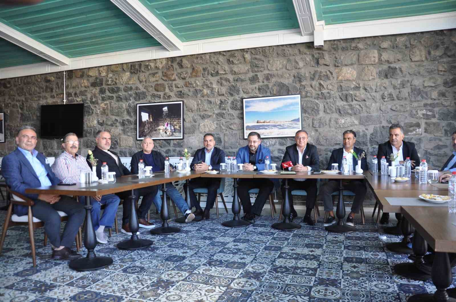 Gazi Kars Eğitim ve K&uuml;lt&uuml;r Vakfı y&ouml;netimi basınla buluştu
