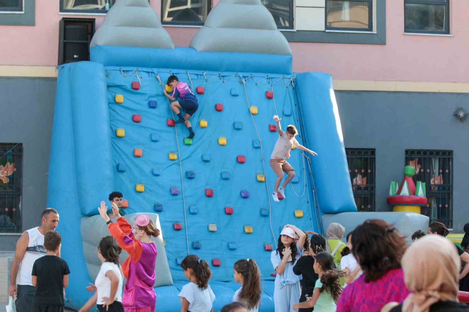 Çocuk şenlikleri ile miniklerin yüzü gülüyor