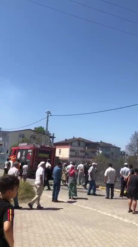 Evlerin bitişiğinde çıkan yangın korkuttu
