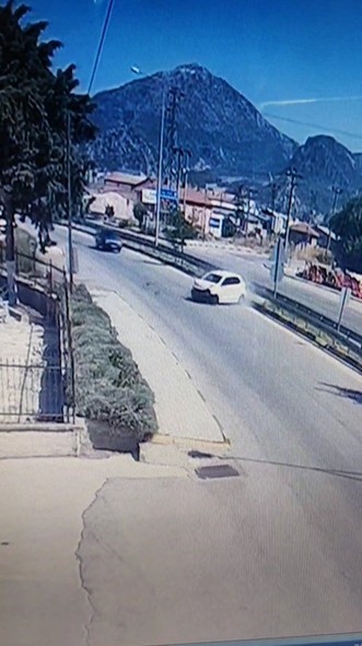 Eğirdir&rsquo;de virajı alamayan otomobil bariyerlere &ccedil;arptı: 3 yaralı
