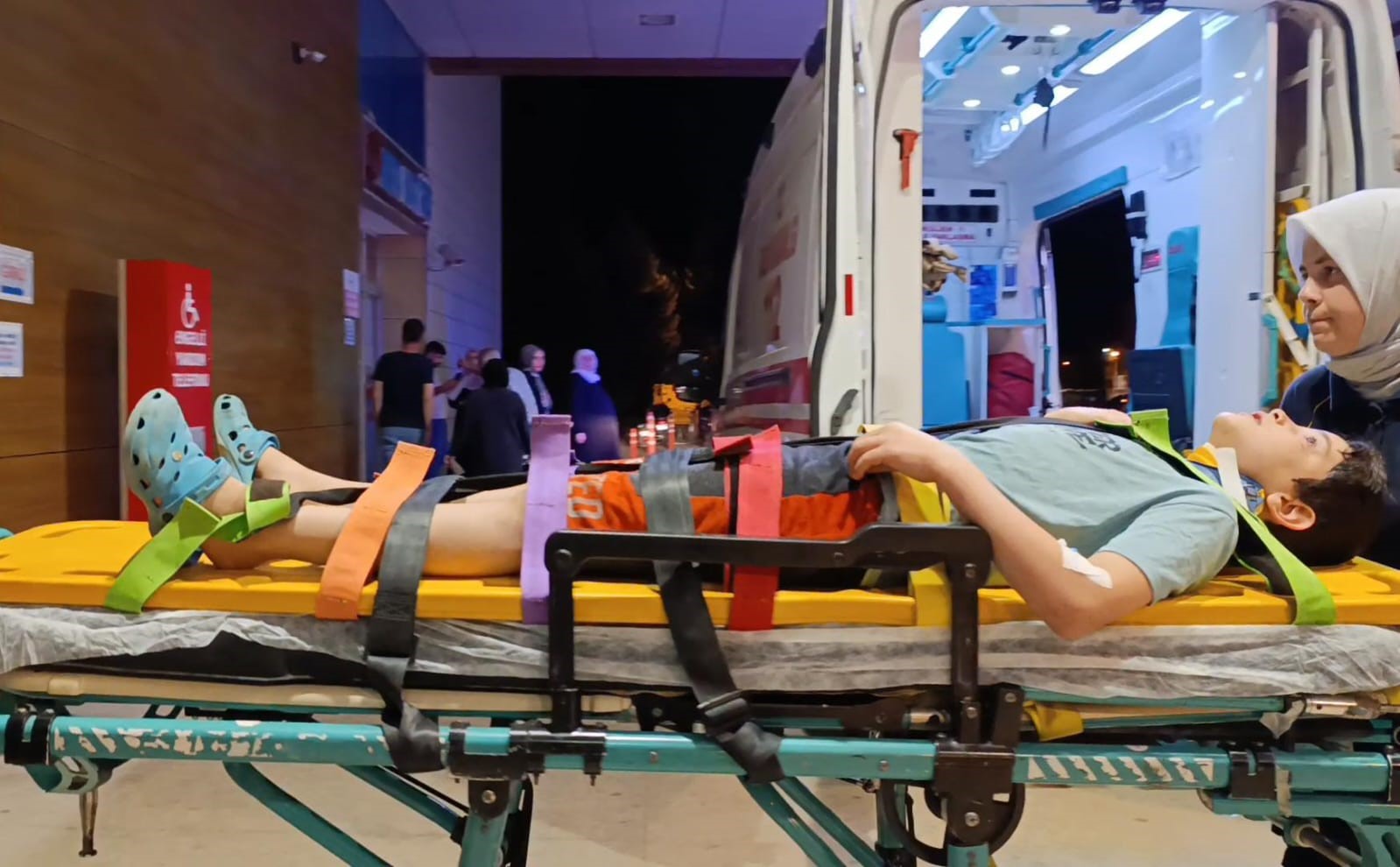 Annesinin elini bıraktı gözünü hastanede açtı