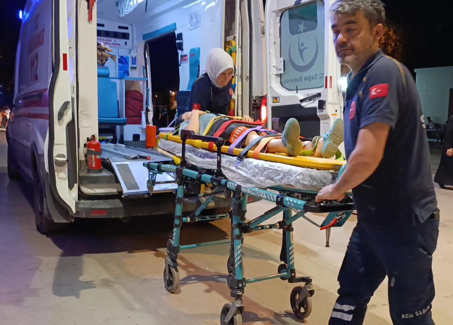 Annesinin elini bıraktı g&ouml;z&uuml;n&uuml; hastanede a&ccedil;tı
