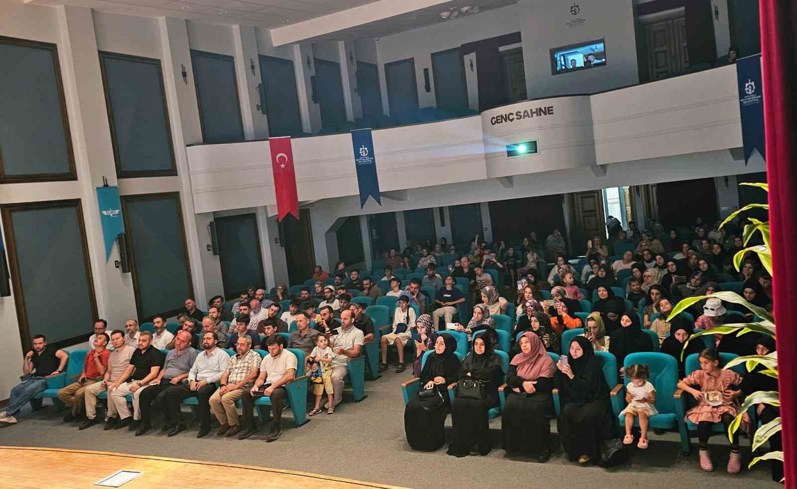 İlk kez din g&ouml;revlilerinin profesyonel bir tiyatro performansıyla sahne aldı
