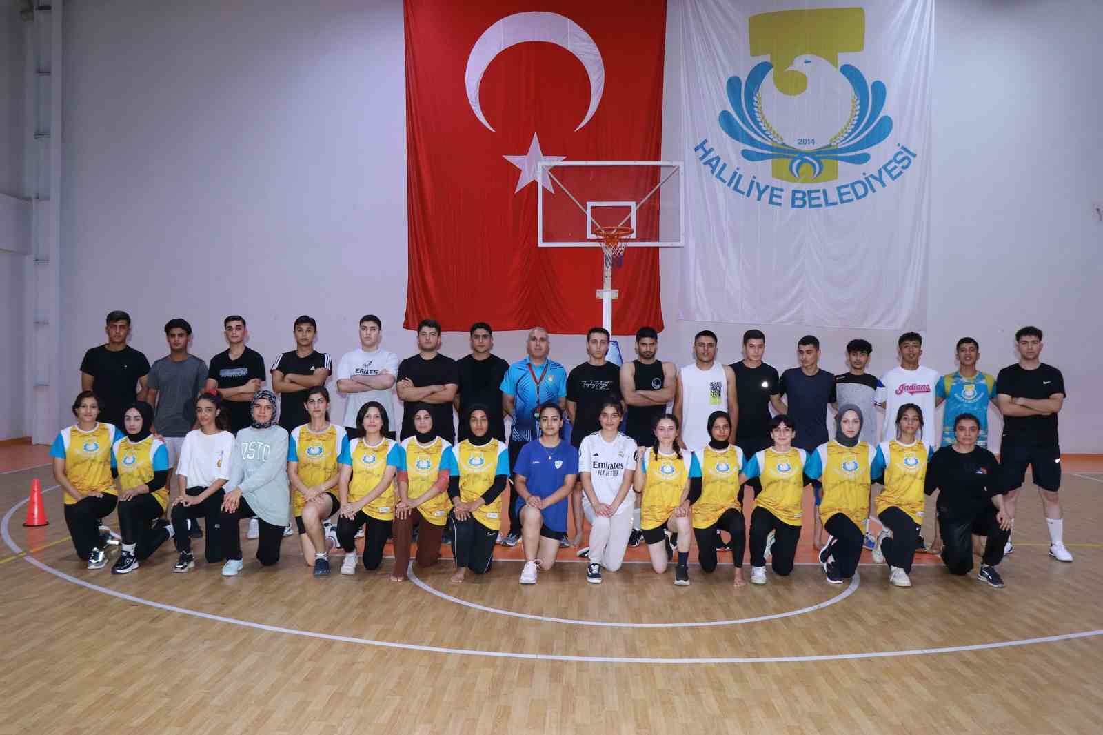 Gen&ccedil;ler polis olmak i&ccedil;in Haliliye&rsquo;de ter d&ouml;k&uuml;yor
