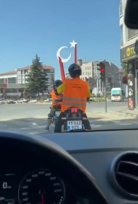 Motosiklet s&uuml;r&uuml;c&uuml;s&uuml;n&uuml;n m&uuml;zik eşliğinde dans ettiği renkli anlar kamerada
