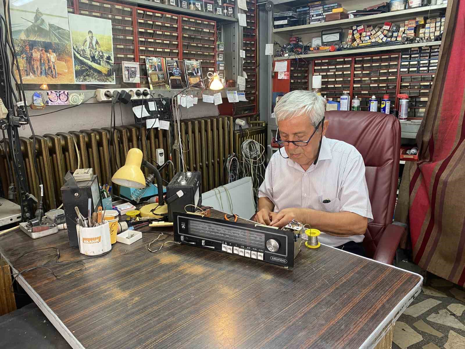 Fehmi amcanın 62 yıldır mesleği olan radyo tamirciliği son demlerini yaşıyor
