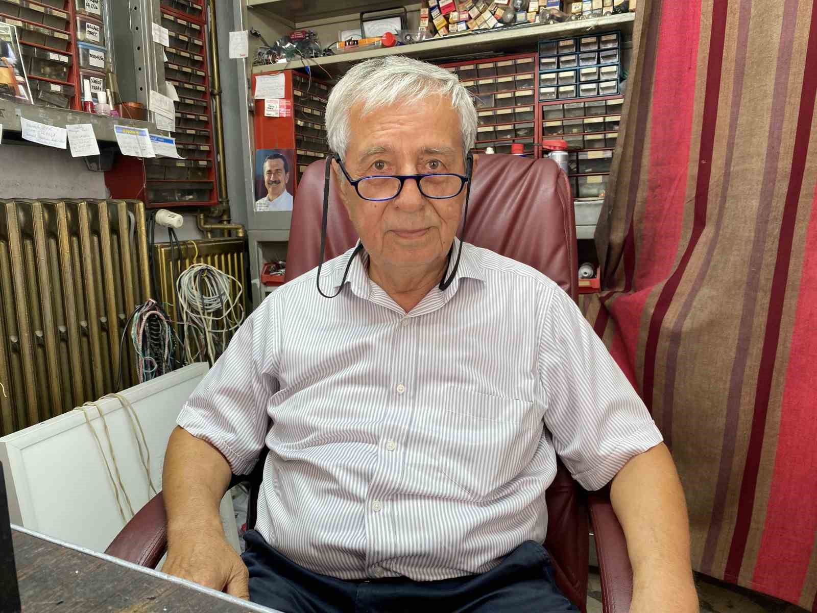 Fehmi amcanın 62 yıldır mesleği olan radyo tamirciliği son demlerini yaşıyor
