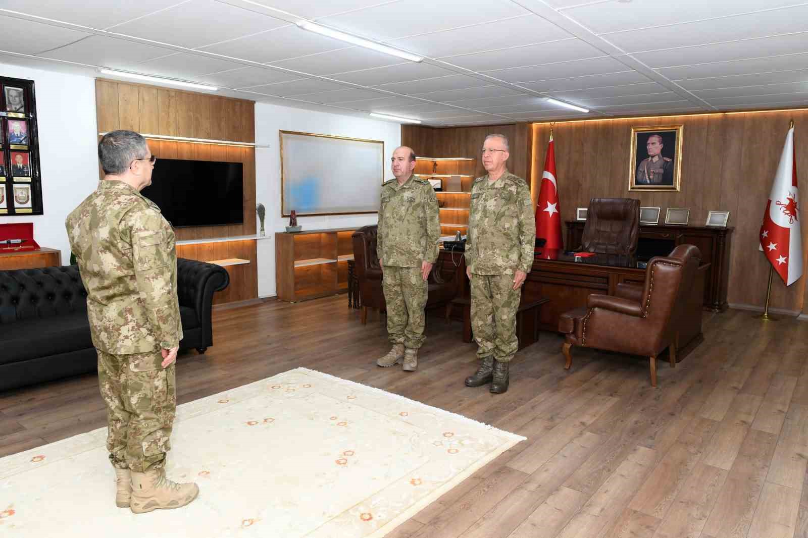 Kara Kuvvetleri Komutanı Orgeneral Bayraktaroğlu 2 ve 3&rsquo;&uuml;nc&uuml; Ordu Komutanlıklarında d&uuml;zenlenen devir teslim t&ouml;renlerine katıldı
