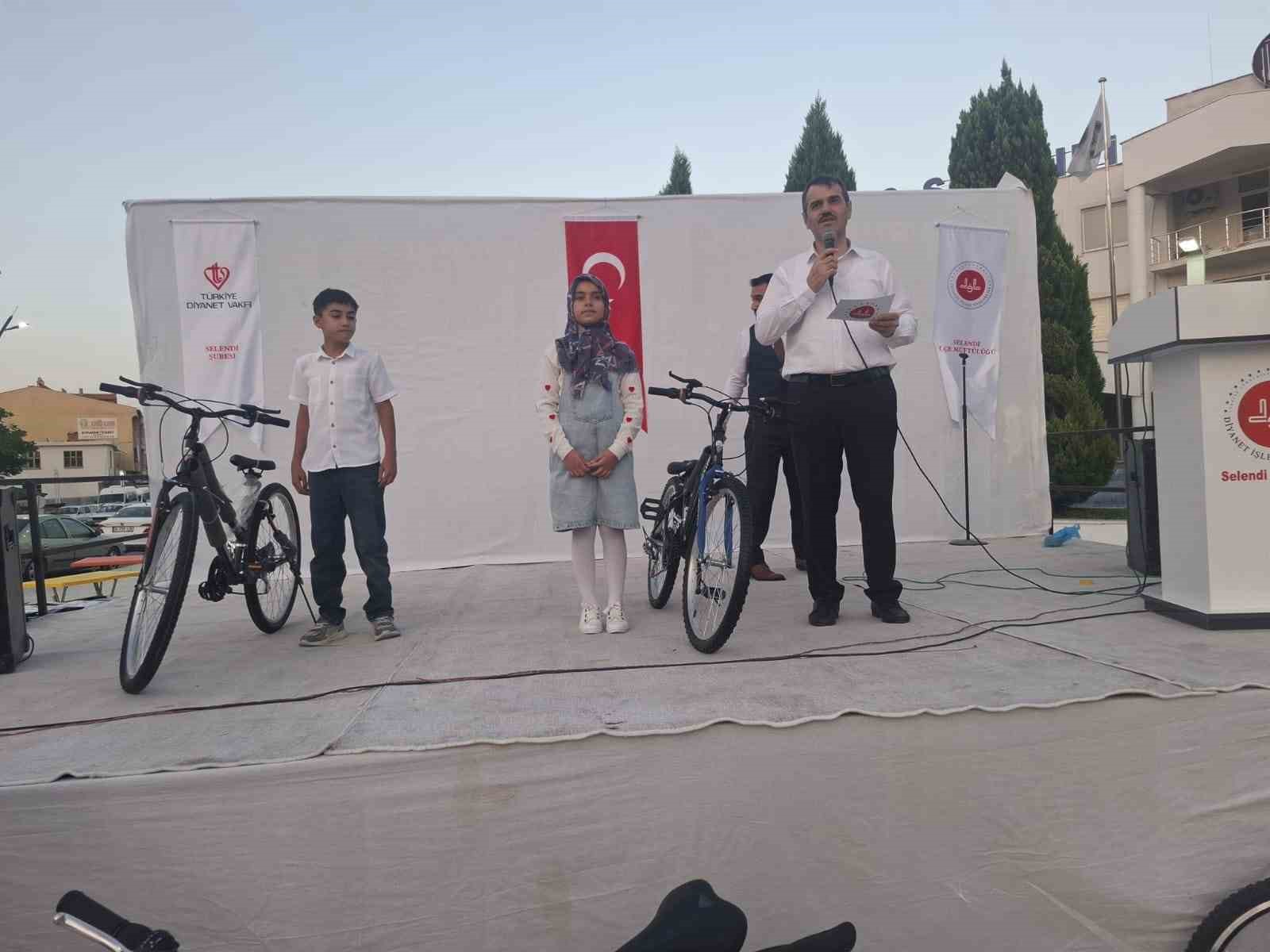 Selendi&rsquo;de yaz Kur&rsquo;an kursu &ouml;ğrencilerin finali g&ouml;z kamaştırdı
