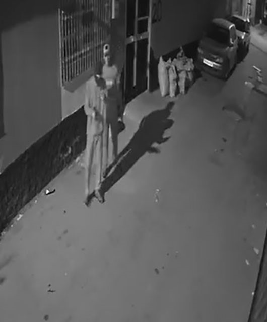 Kar maskeli ş&uuml;pheliler eve ateş a&ccedil;ıp o anları kaydetti
