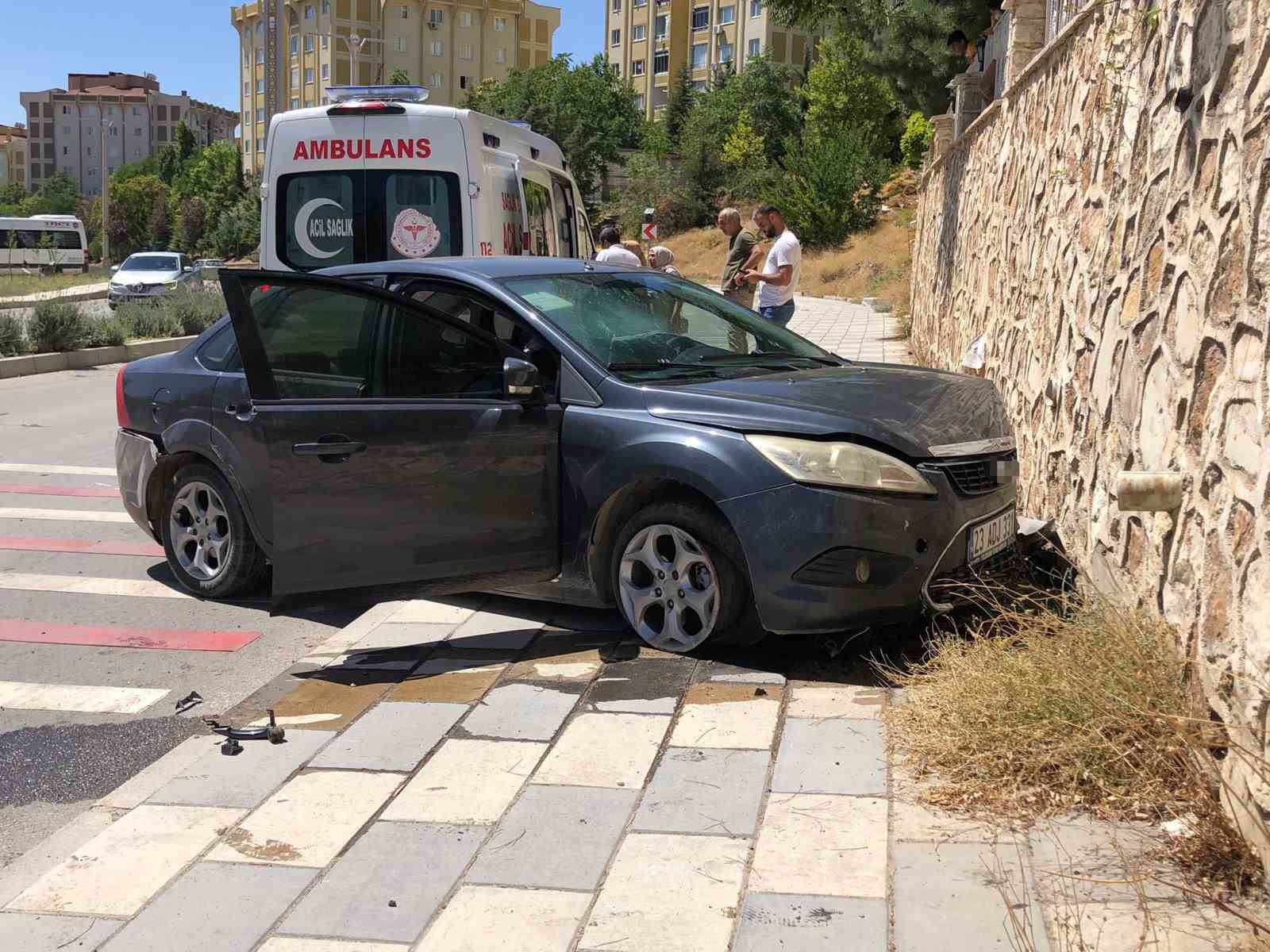 Otomobil duvara çarptı: 1 yaralı