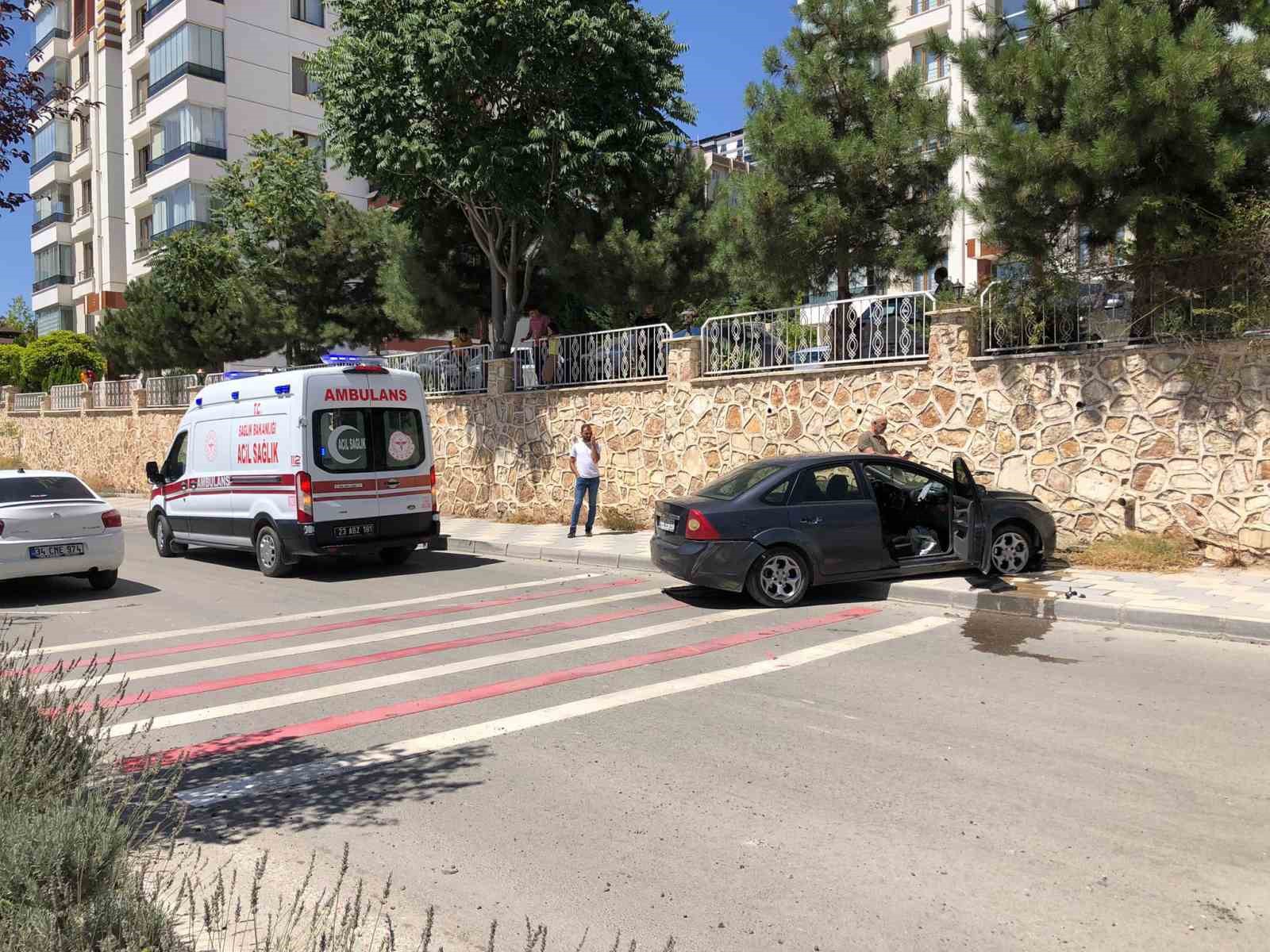 Otomobil duvara &ccedil;arptı: 1 yaralı
