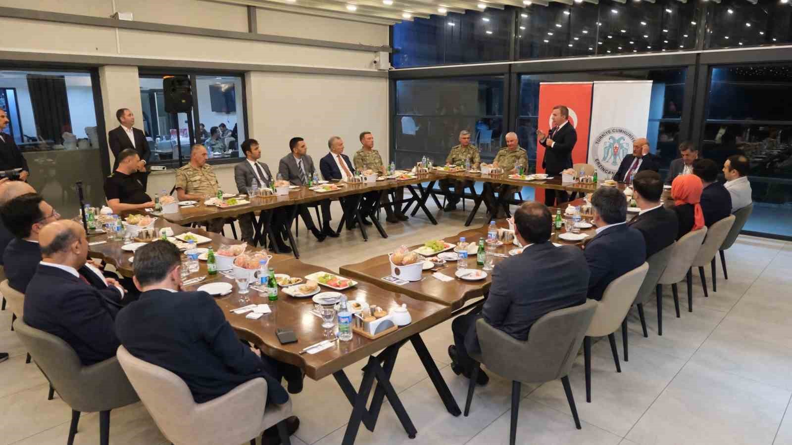 Emekli olan Paşalara veda yemeği
