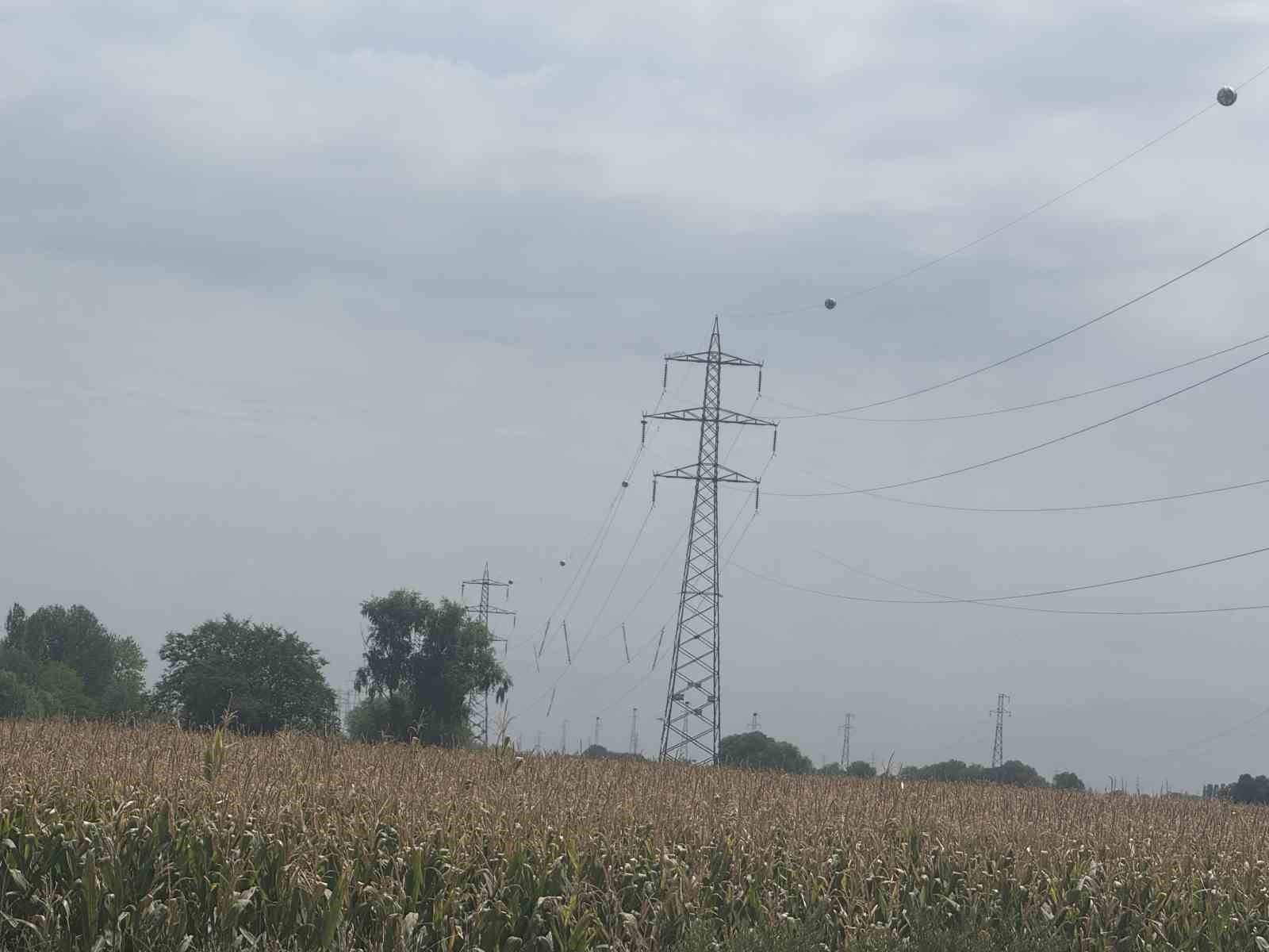 Iğdır&rsquo;da y&uuml;ksek gerilim hatları i&ccedil;in helikopterle korumalar takılıyor
