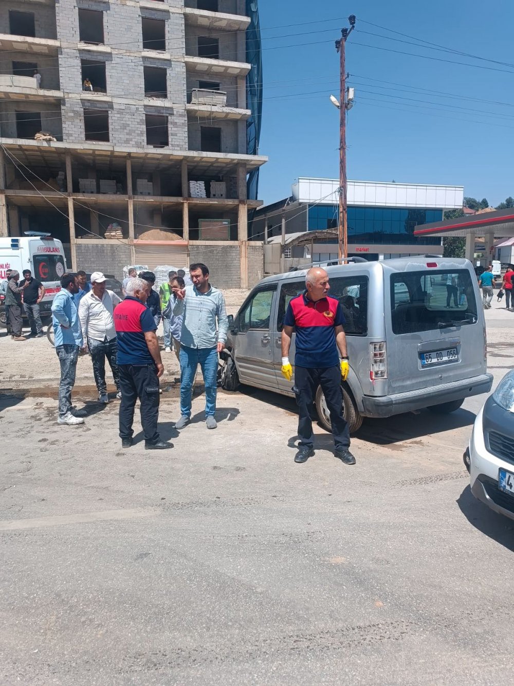 Y&uuml;ksekova&rsquo;da iki ara&ccedil; kafa kafa &ccedil;arpıştı: 2 yaralı
