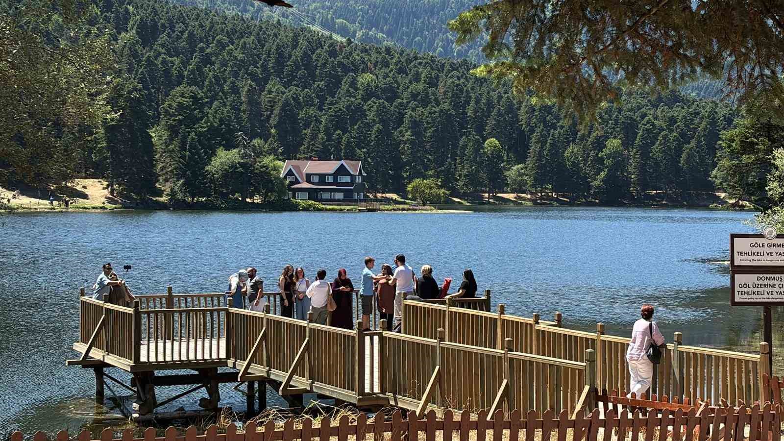 Sıcak havadan bunalan vatandaşlar soluğu Gölcük Tabiat Parkı’nda aldı